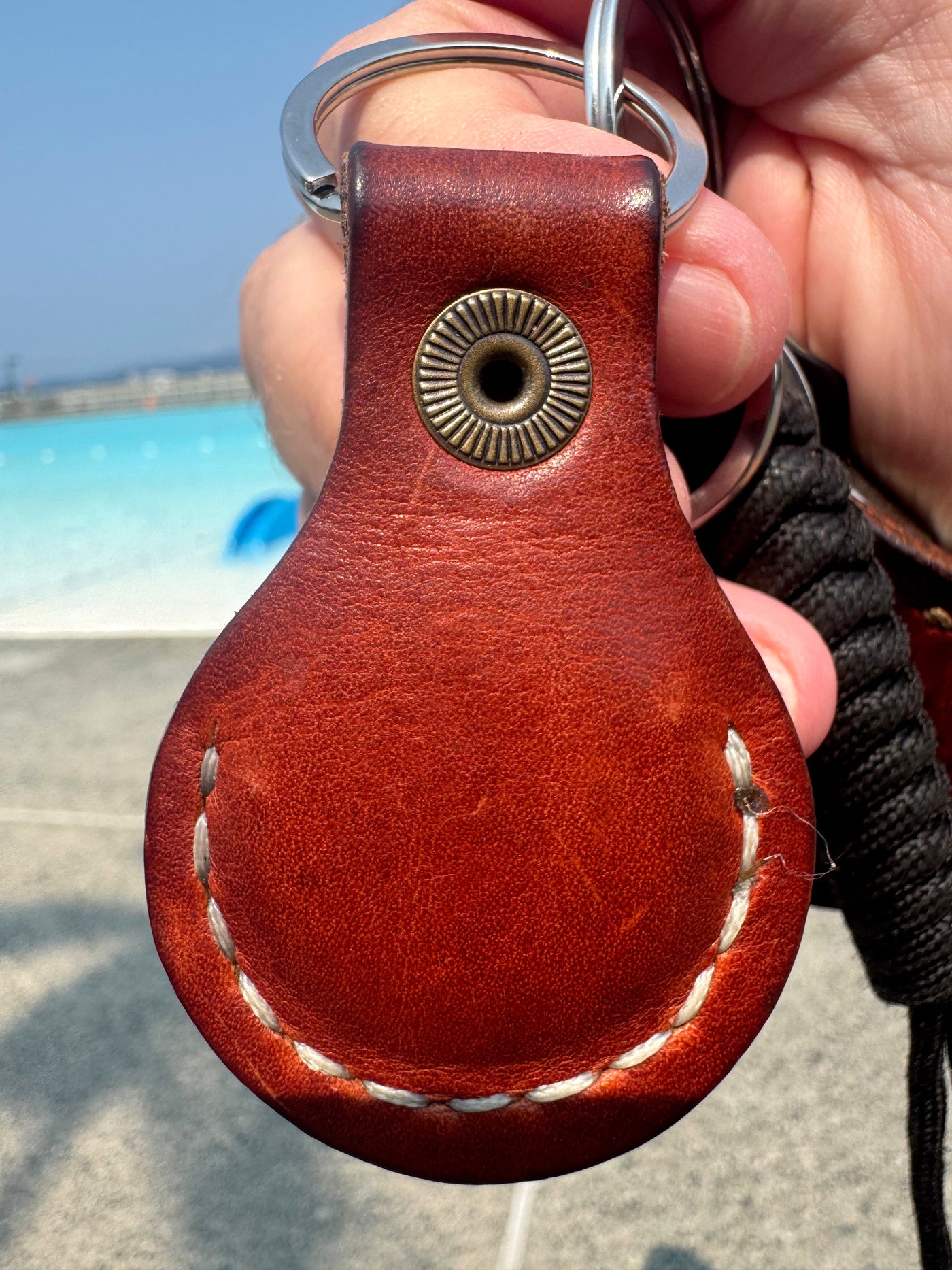 HP-17 Hip-Po AirTag Keychain — Horween Dublin